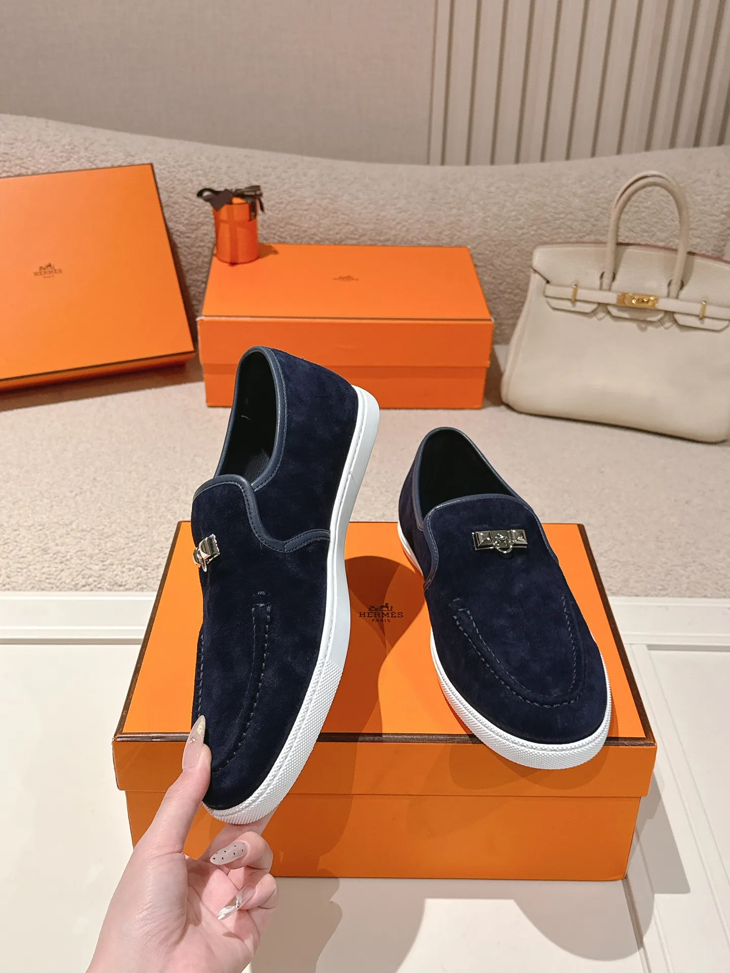 Men's Men's Shoes 600💰 Hermes# Couple Studded Loafers Calfskin and suede goatskin lace-up free sneakers with signature "H" detail. The design is simple and smooth, creating a fashionable urban look. It is comfortable and versatile. H family classics are not outdated, and the delivery counter is exquisitely packaged🛍📦 Fabric: Original customized imported first-layer cowhide/cow down Lining: Imported soft sheepskin Sole: Original open-molded anti-slip TPU material Size: 35-45